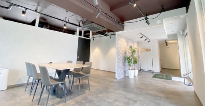 モダンなデザインのミーティングスペースとオープンな天井構造